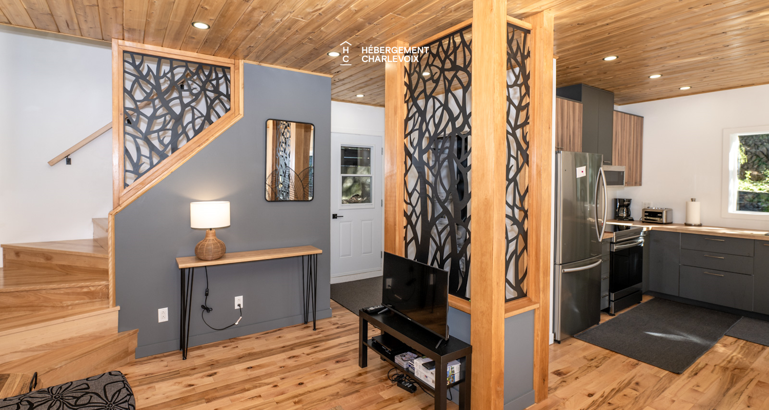 NAF-256 - Cottage on the edge of a lake with trail, waterfall and pond